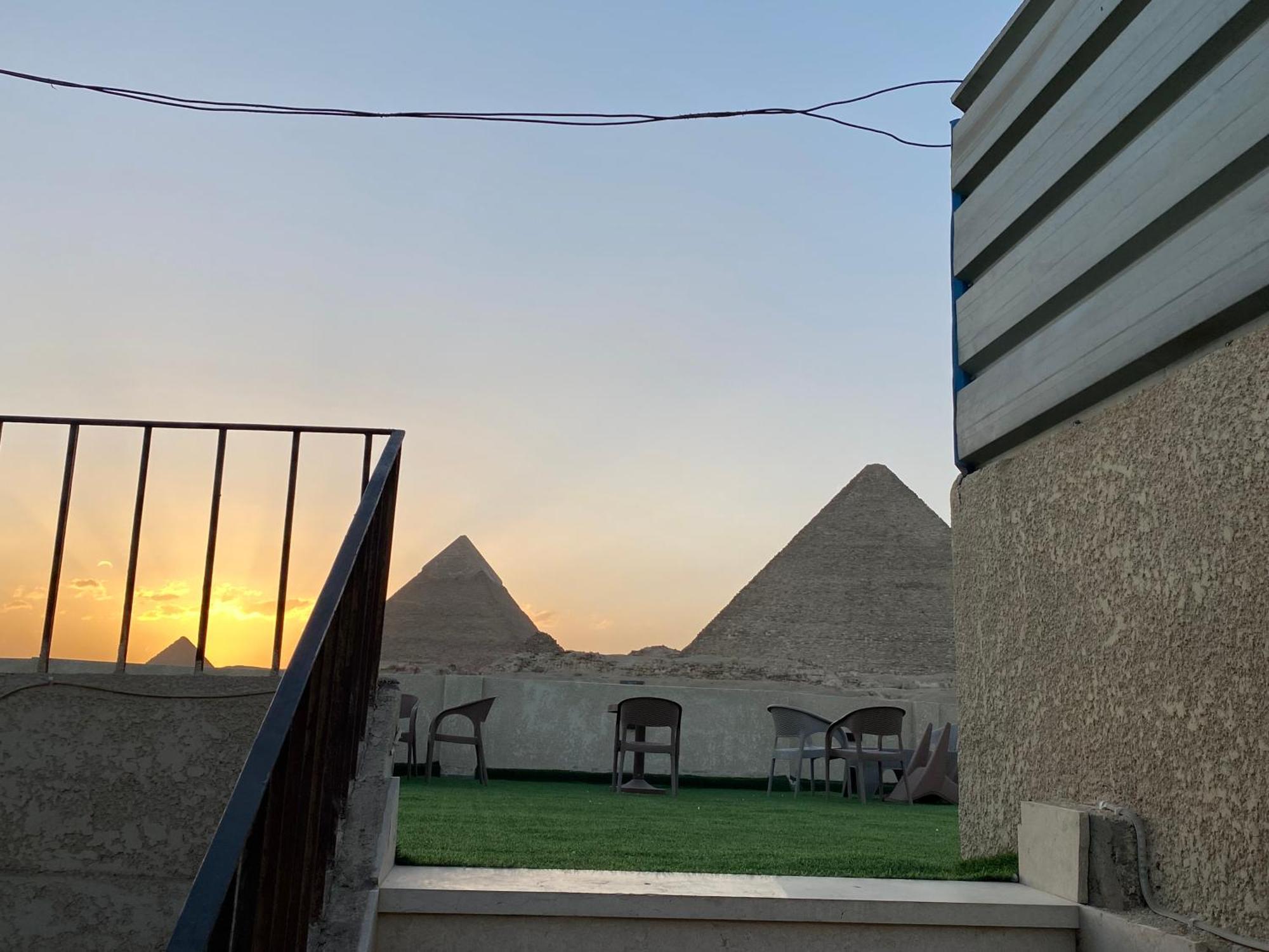 Isis Pyramids View Inn Kafret el-Gabal Exteriör bild
